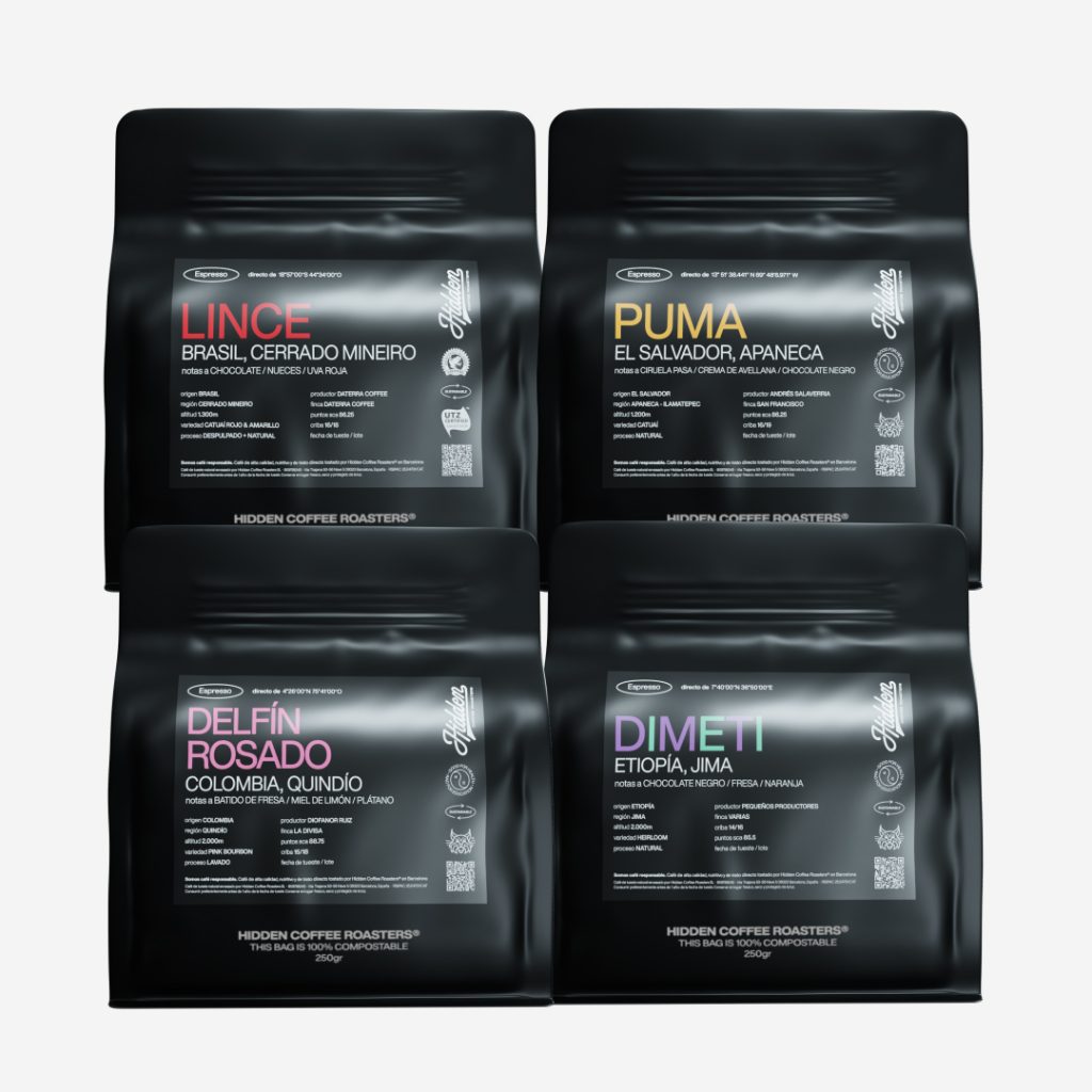 Pack de cuatro bolsas de café de especialidad Hidden Coffee Roasters sobre fondo gris: Lince, Puma, Delfín Rosado y Dimeti