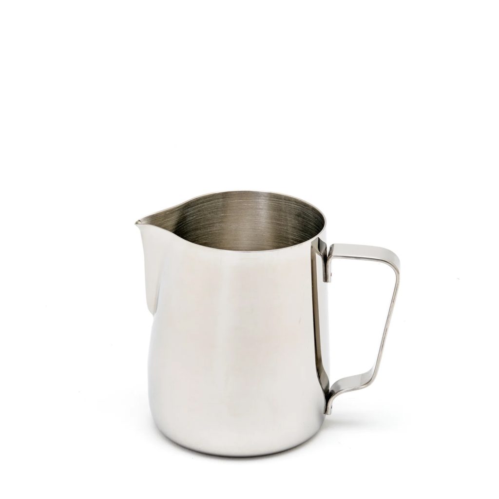 Jarra lechera Rhino Coffee Gear Classic de acero inoxidable de 360 ml sobre fondo blanco