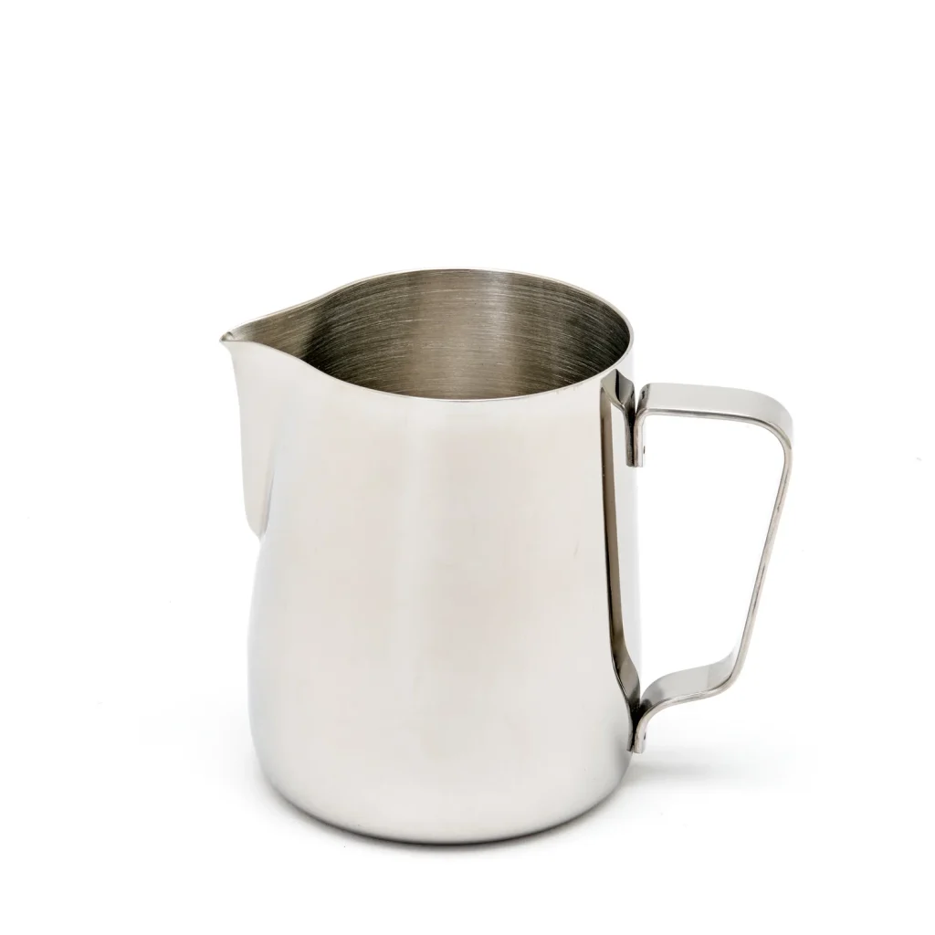 Jarra lechera Rhino Coffee Gear Classic de acero inoxidable de 600 ml sobre fondo blanco