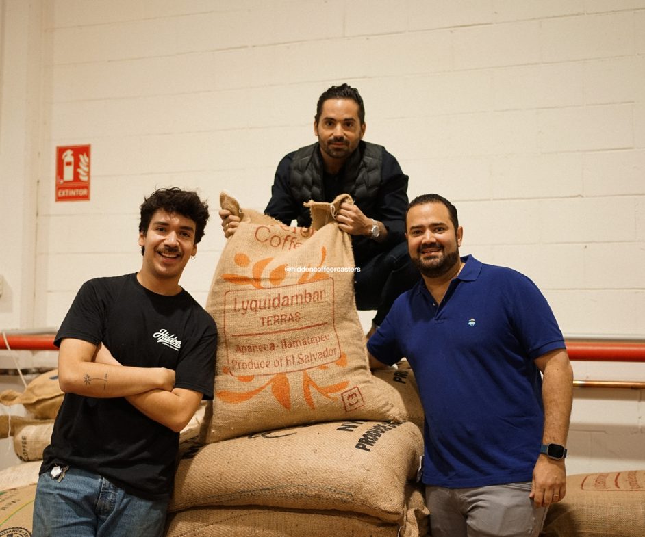 Andrés Salaverria productor junto a Carlos Morales fundador de Hidden Coffee Roasters y Mayar González head roaster.