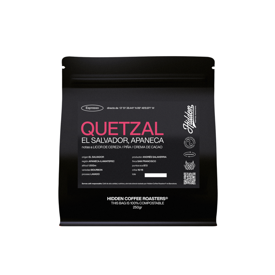 Pack de café de 250 gramos en color negro con la trazabilidad en la etiqueta. Nombre del café "Quetzal"