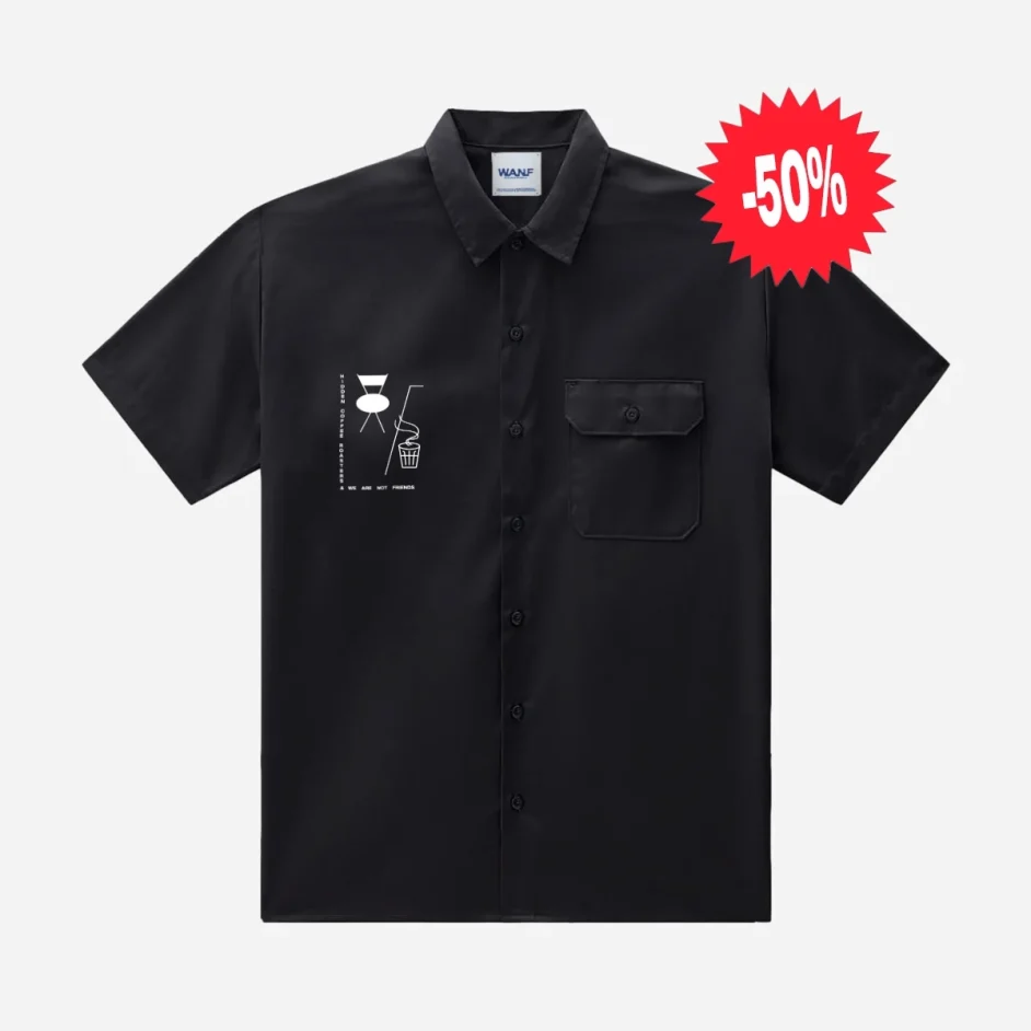 Camisa negra Hidden Coffee Roasters x We Are Not Friends con logo frontal.
