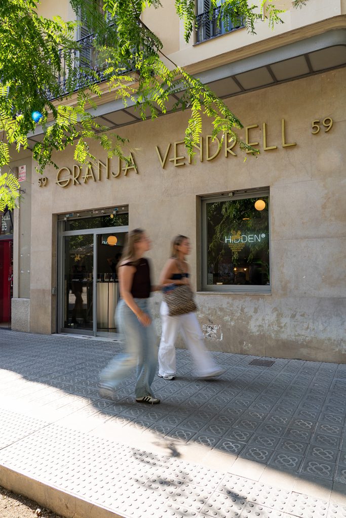 Fachada de la antigua Granja Vendrell convive con concepto Granja Hidden
