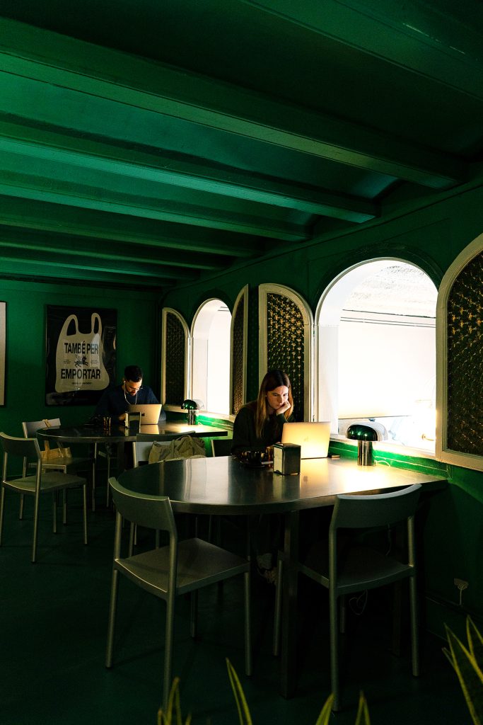 Sala interior piso superior en Granja Hidden, en tonos verdes y mobiliario a medida en inox