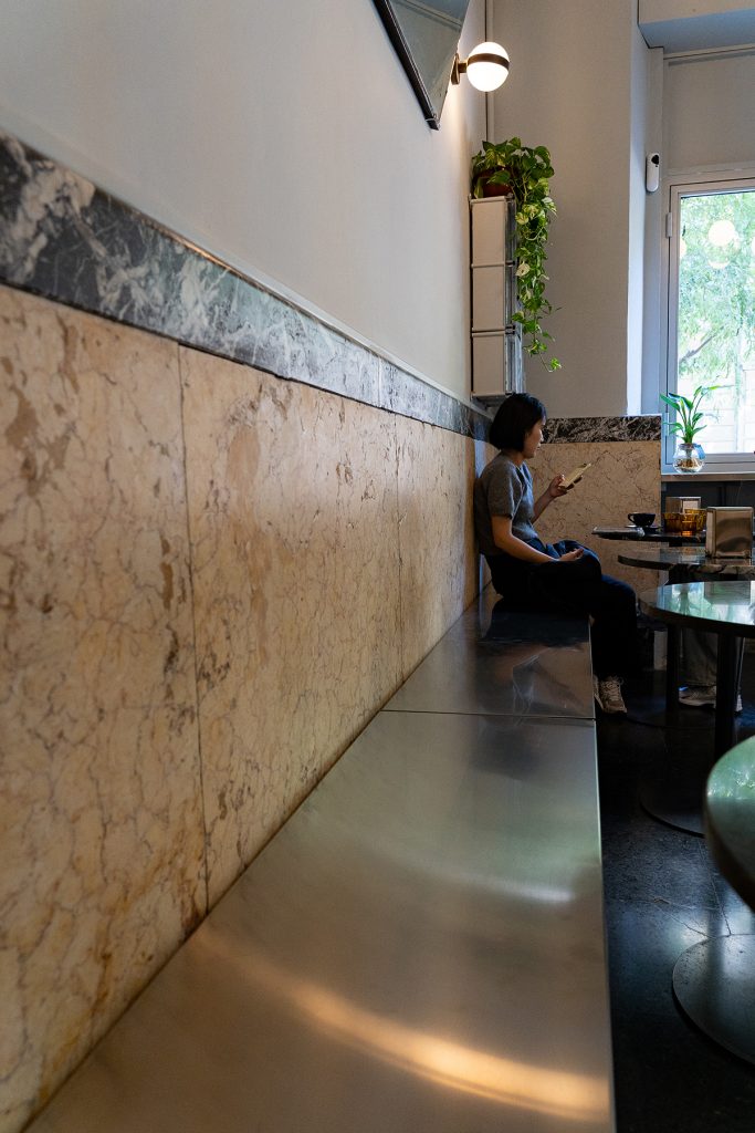 Bancada a medida en inox en la sala principal de Granja Hidden