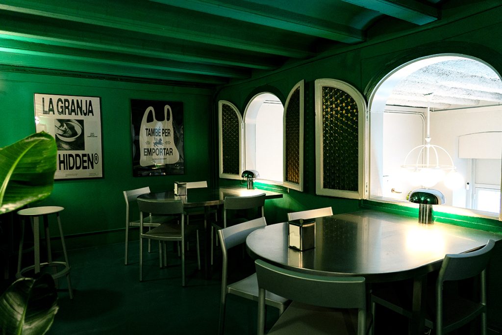 Sala interior piso superior en Granja Hidden, en tonos verdes y mobiliario a medida en inox