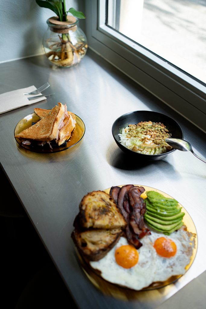 Huevos camperos para mojar Galicia Calidade, Bikini con jamón dulce braseado de La Selva y Bowls