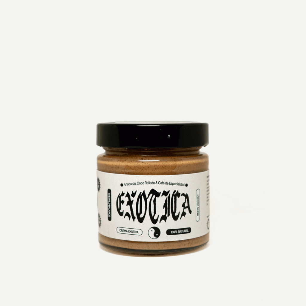 Bote de cristal con crema de anacardo, coco y café de especialidad Exótica de Hidden Coffee Roasters y The Wild Balance, con tapa negra y etiqueta blanca con tipografía gótica, sobre fondo blanco