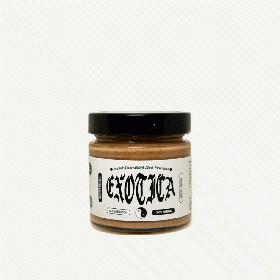 Bote de cristal con crema de anacardo, coco y café de especialidad Exótica de Hidden Coffee Roasters y The Wild Balance, con tapa negra y etiqueta blanca con tipografía gótica, sobre fondo blanco
