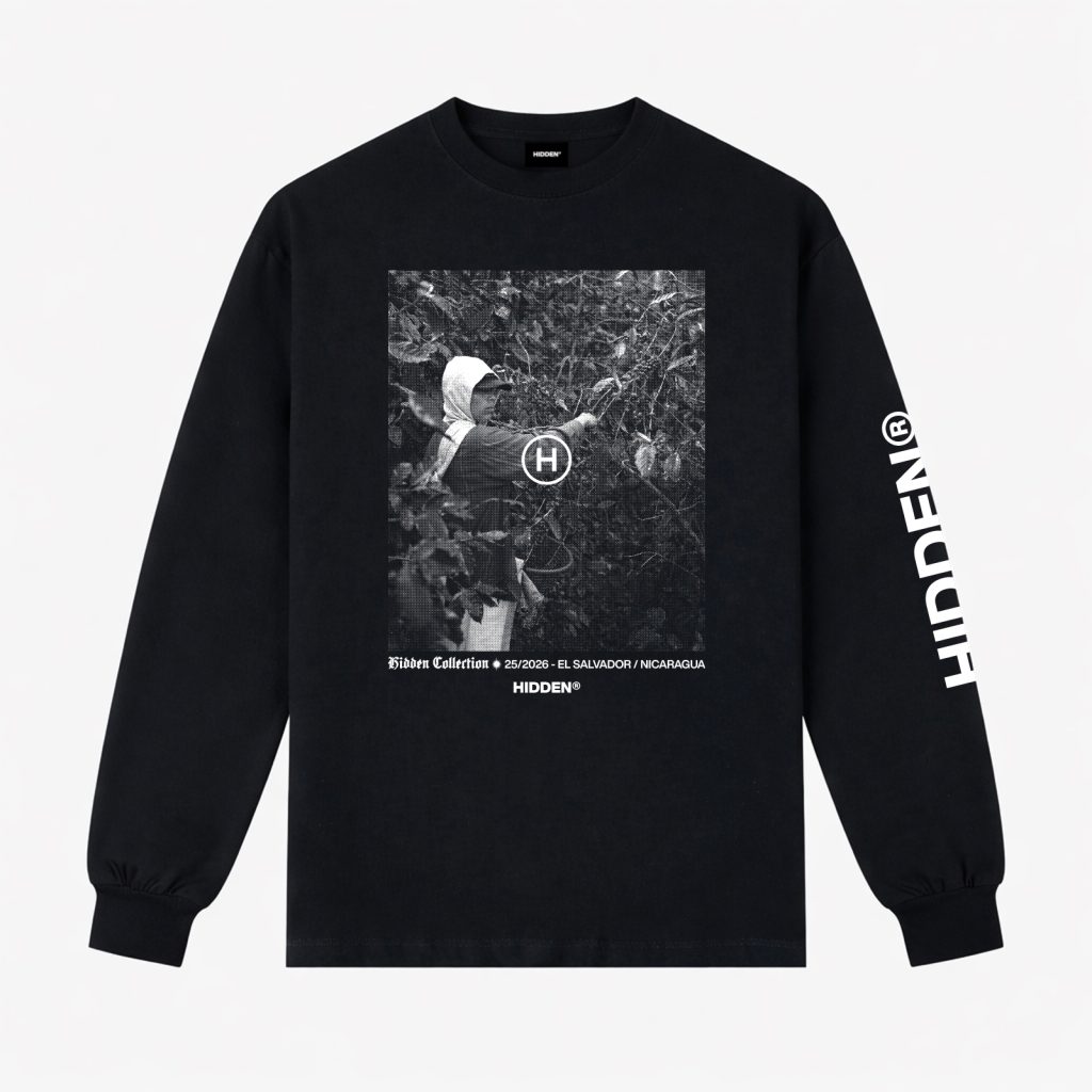 Camiseta de manga larga negra Hidden NY con fotografía en blanco y negro de recolector de café entre plantas en el pecho