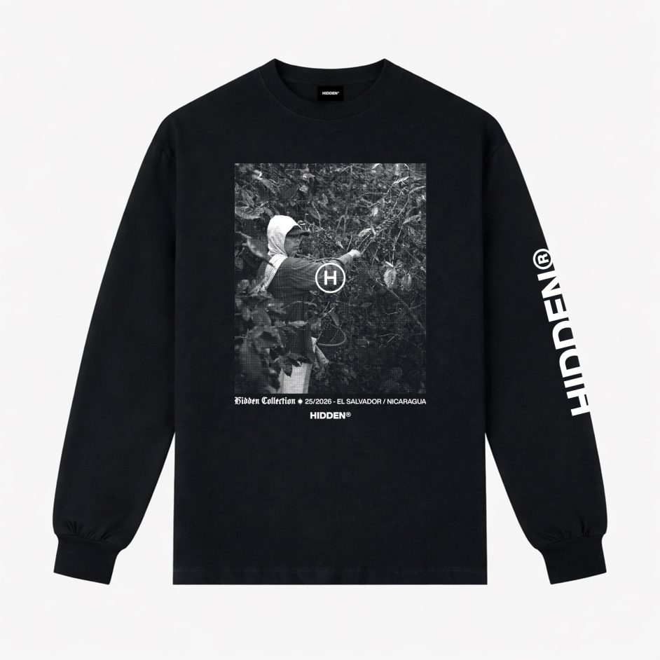 Camiseta de manga larga negra Hidden NY con fotografía en blanco y negro de recolector de café entre plantas en el pecho