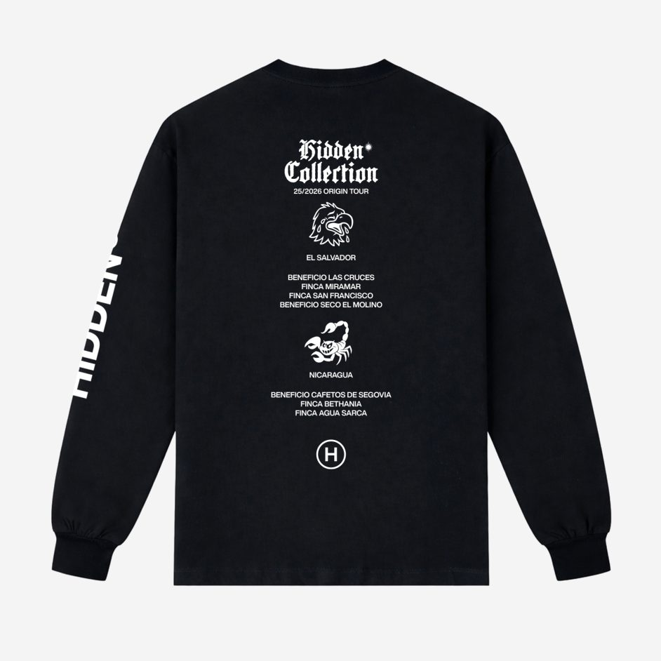 Parte trasera de camiseta manga larga negra Hidden Collection con listado de fincas de El Salvador y Nicaragua estructurado en dos bloques con ilustraciones de águila y escorpión