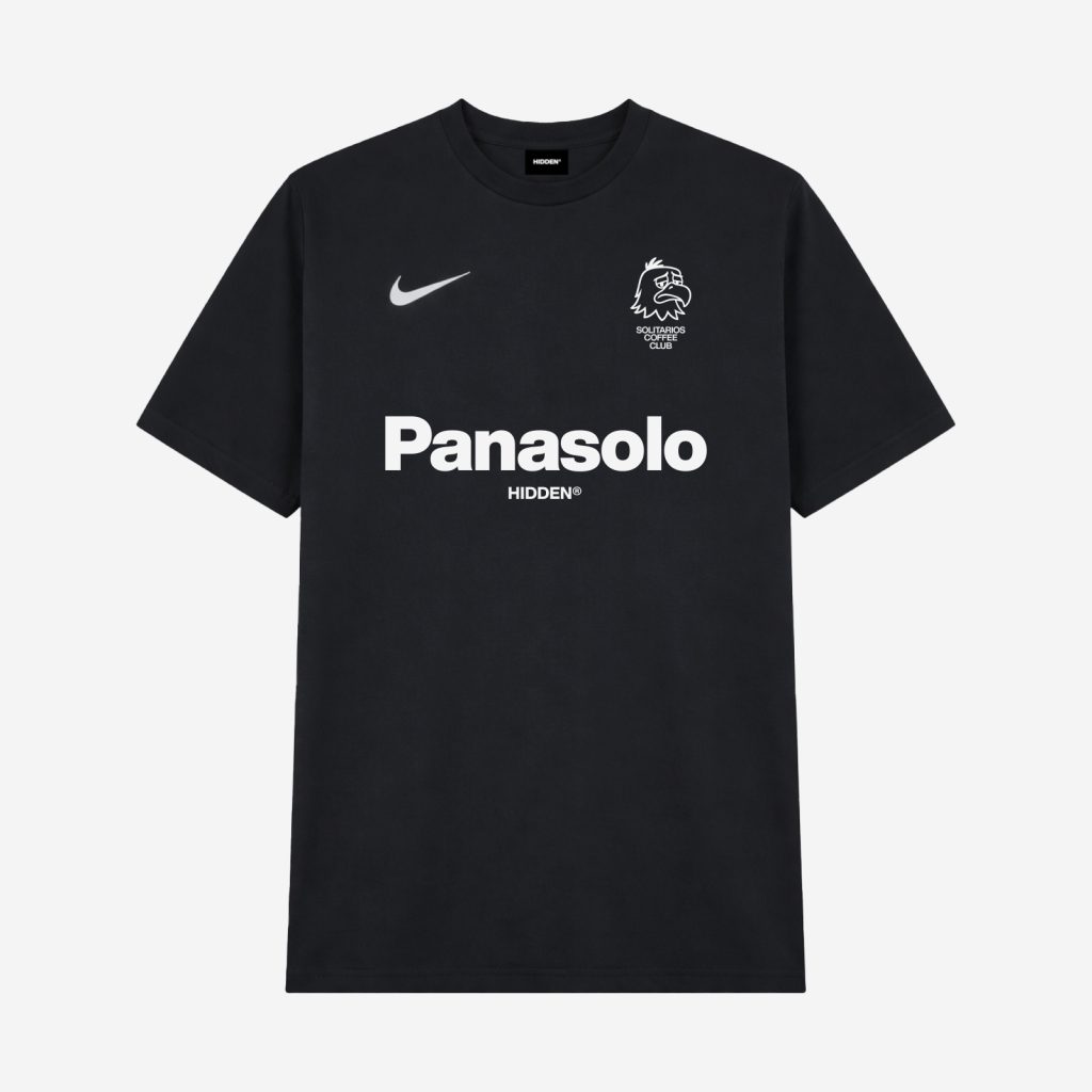 Camiseta negra Hidden NY con estética de equipación de fútbol, logotipo Nike en el pecho izquierdo y escudo Solitarios Coffee Club con texto Panasolo en el centro