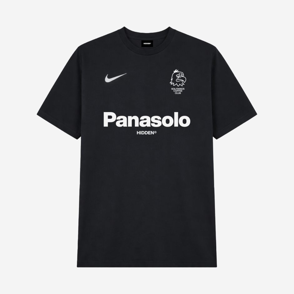 Camiseta negra Hidden NY con estética de equipación de fútbol, logotipo Nike en el pecho izquierdo y escudo Solitarios Coffee Club con texto Panasolo en el centro