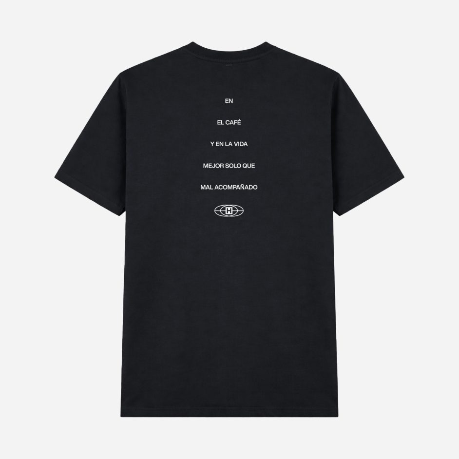Aquí tienes los textos internos optimizados para esta imagen: 1. ALT TEXT Parte trasera de camiseta negra Hidden NY con texto escalonado en blanco "En el café y en la vida mejor solo que mal acompañado"