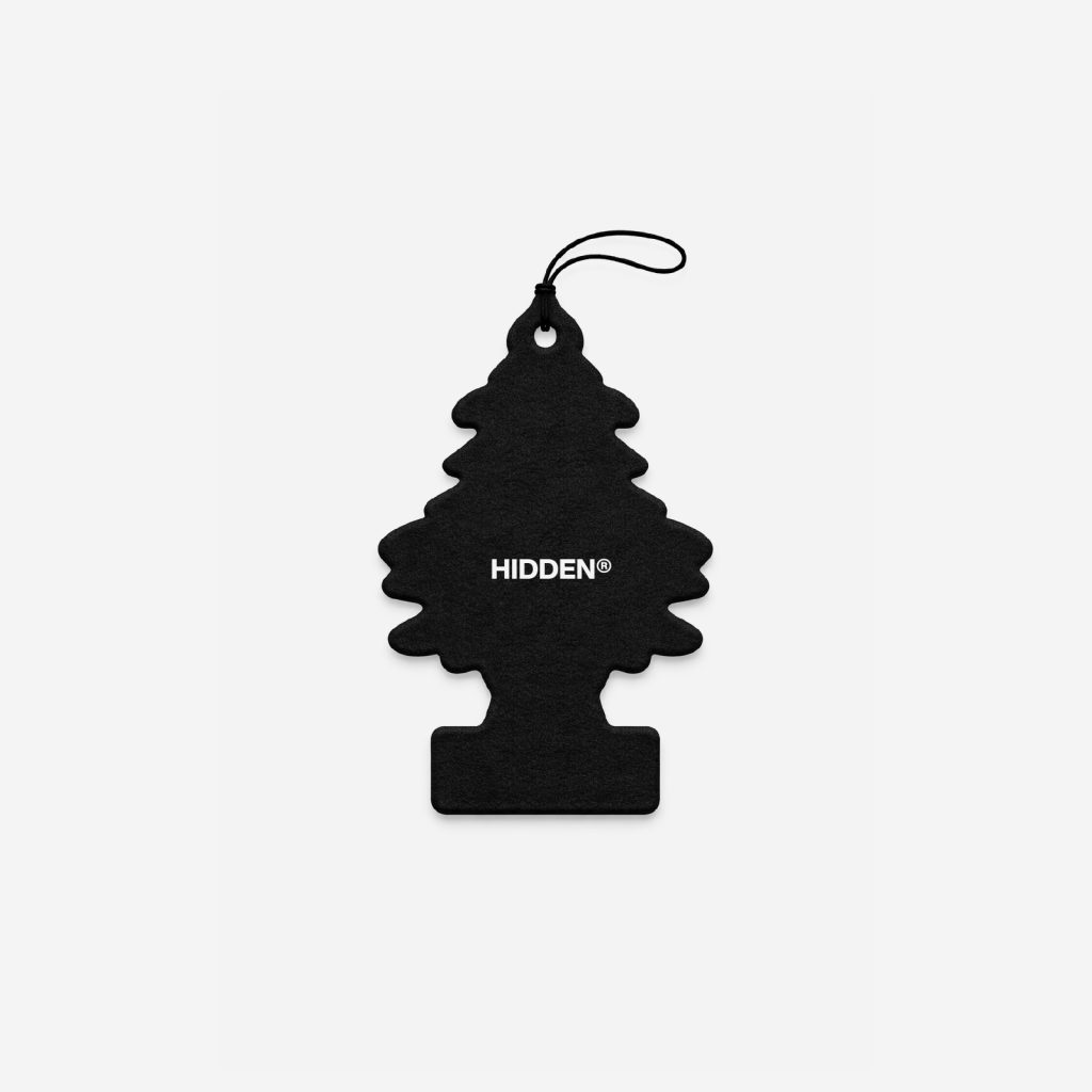 Ambientador de coche Hidden Coffee Roasters con forma de árbol de navidad en color negro con texto HIDDEN® en blanco y cordón negro